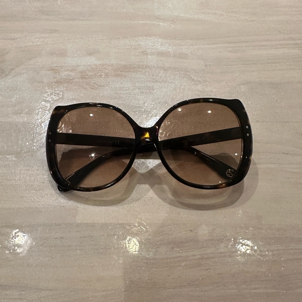 Oversized Gucci tortoise shell sunglasses